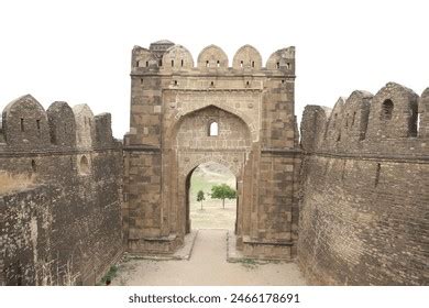  Rohtas Fort: A Majestic Reminder of Mughal Splendor and Intricate Architectural Genius!